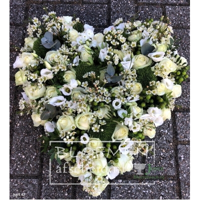 Witte rozen en groensoorten in gesloten hartvorm